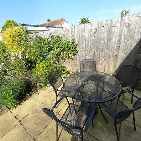 Large 4 Bedroom Home With Garden And Free Parking CBG Exterior photo