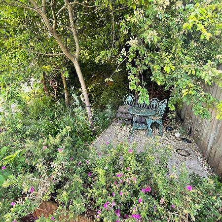 Large 4 Bedroom Home With Garden And Free Parking CBG Exterior photo