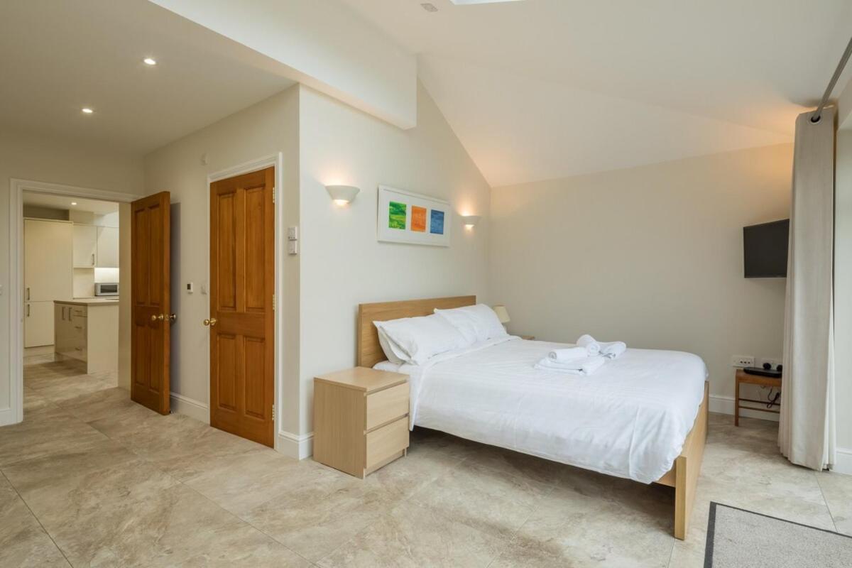 Large 4 Bedroom Home With Garden And Free Parking CBG Exterior photo