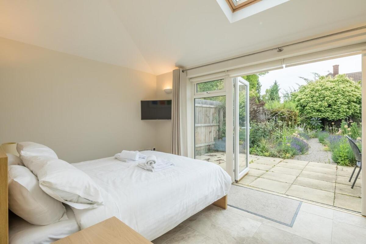 Large 4 Bedroom Home With Garden And Free Parking CBG Exterior photo