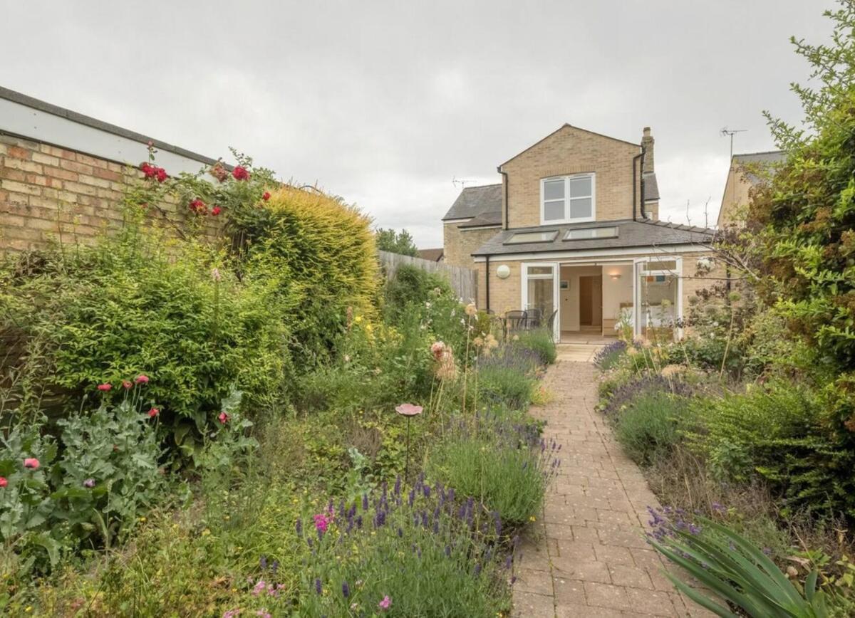 Large 4 Bedroom Home With Garden And Free Parking CBG Exterior photo