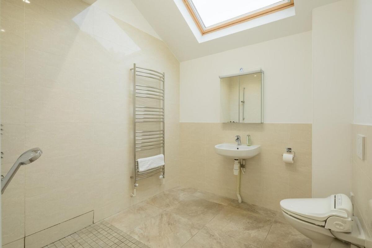 Large 4 Bedroom Home With Garden And Free Parking CBG Exterior photo