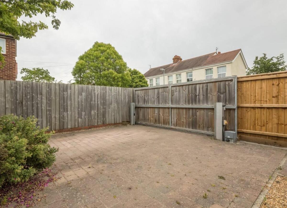 Large 4 Bedroom Home With Garden And Free Parking CBG Exterior photo
