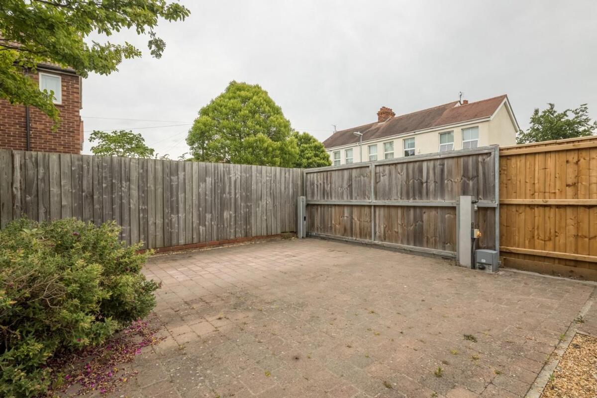Large 4 Bedroom Home With Garden And Free Parking CBG Exterior photo