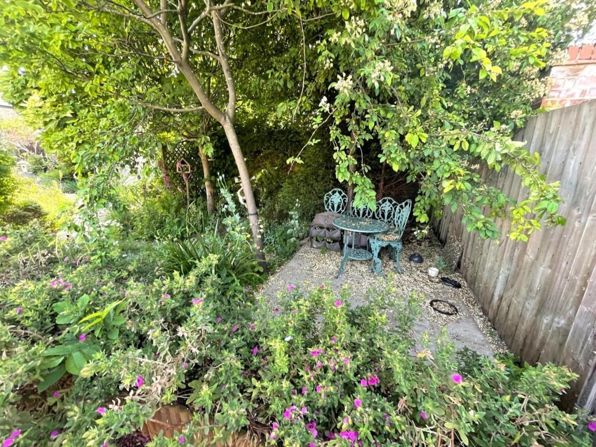 Large 4 Bedroom Home With Garden And Free Parking CBG Exterior photo