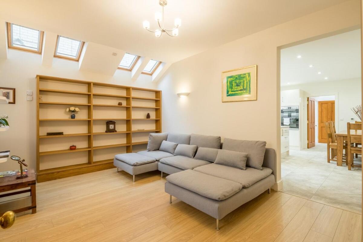 Large 4 Bedroom Home With Garden And Free Parking CBG Exterior photo