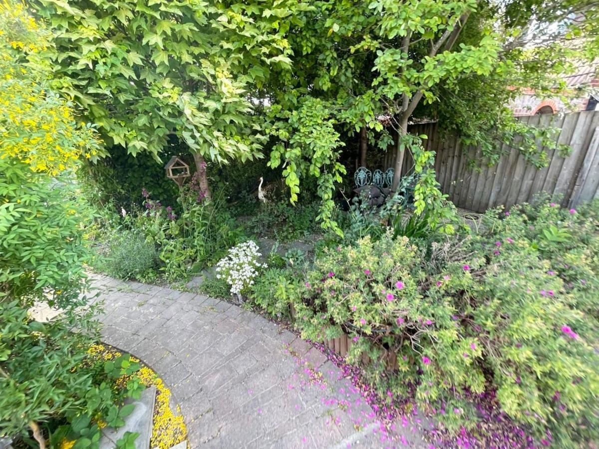 Large 4 Bedroom Home With Garden And Free Parking CBG Exterior photo