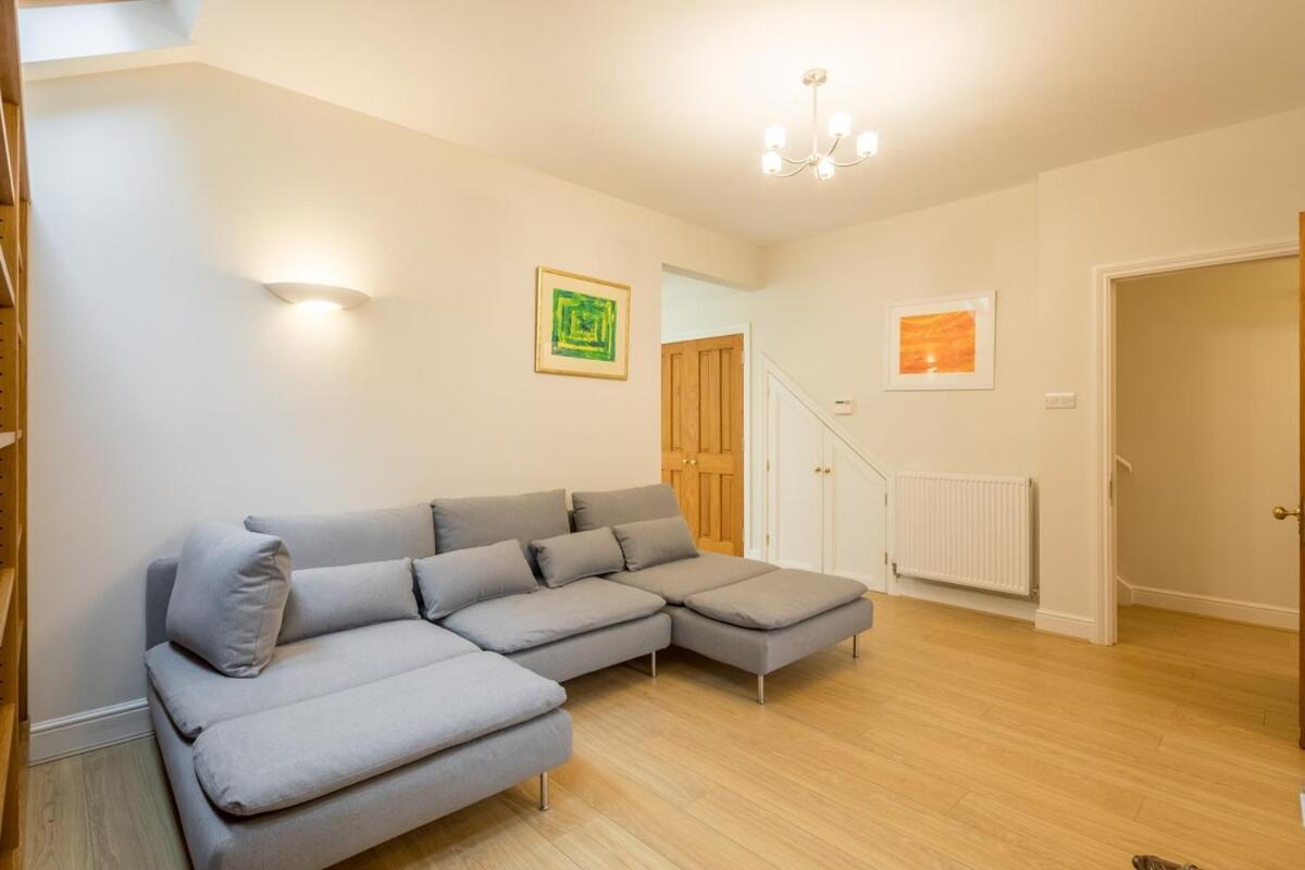 Large 4 Bedroom Home With Garden And Free Parking CBG Exterior photo