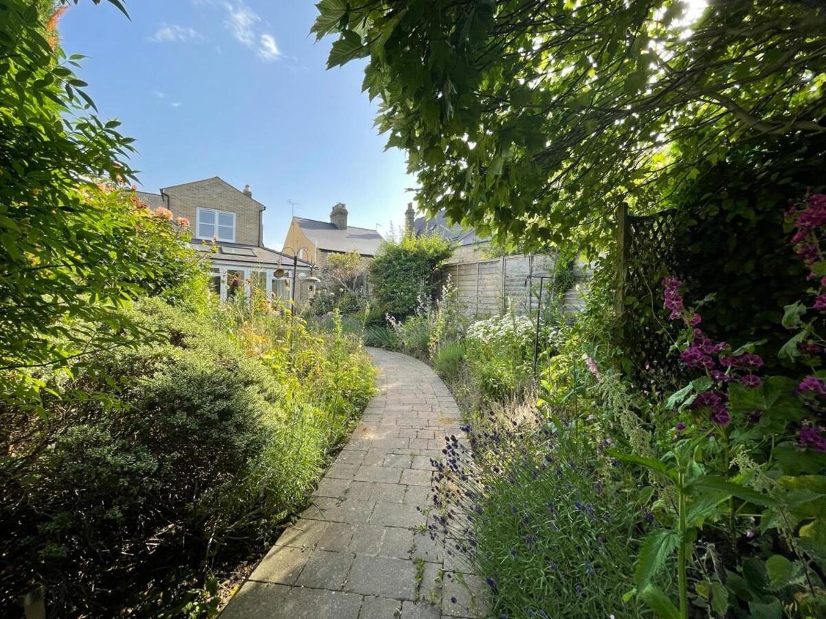 Large 4 Bedroom Home With Garden And Free Parking CBG Exterior photo