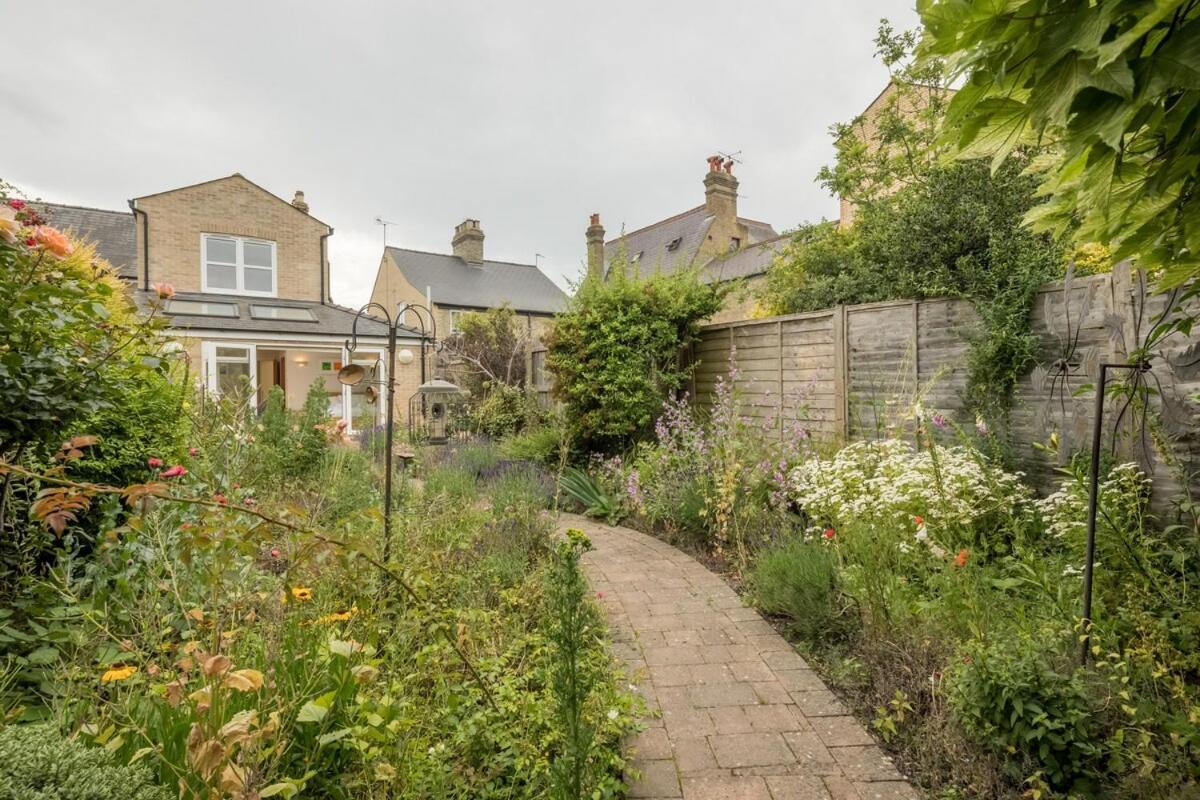 Large 4 Bedroom Home With Garden And Free Parking CBG Exterior photo