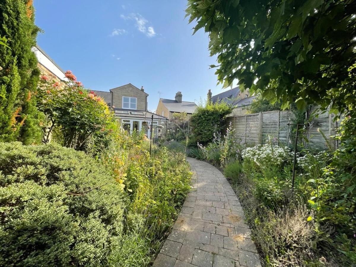 Large 4 Bedroom Home With Garden And Free Parking CBG Exterior photo