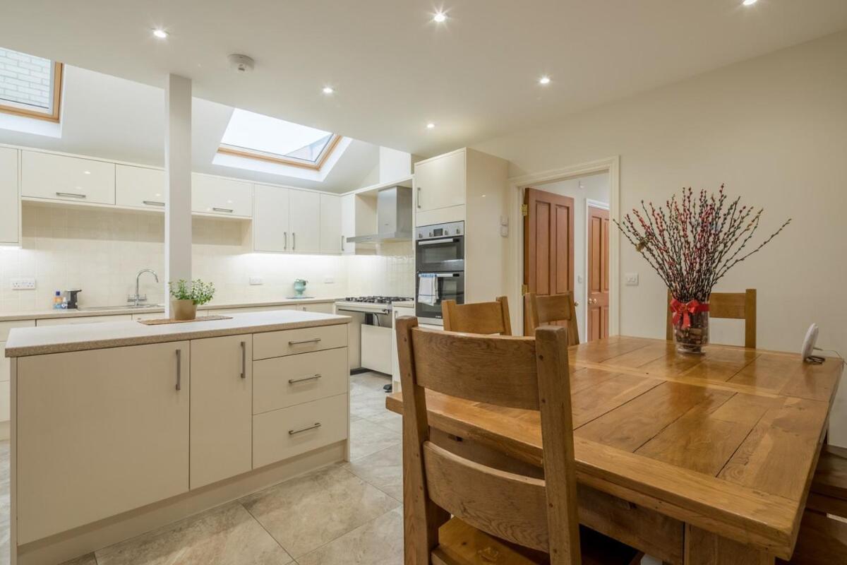 Large 4 Bedroom Home With Garden And Free Parking CBG Exterior photo