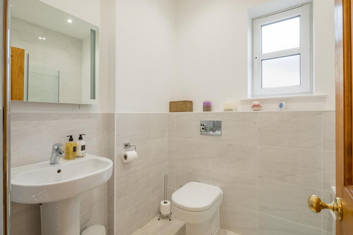 Large 4 Bedroom Home With Garden And Free Parking CBG Exterior photo
