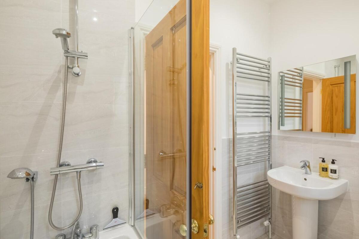 Large 4 Bedroom Home With Garden And Free Parking CBG Exterior photo