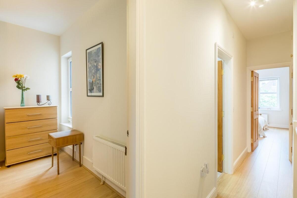 Large 4 Bedroom Home With Garden And Free Parking CBG Exterior photo