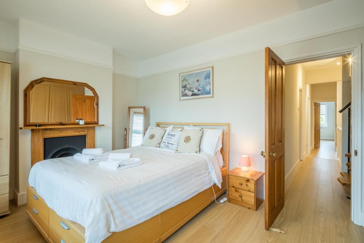 Large 4 Bedroom Home With Garden And Free Parking CBG Exterior photo