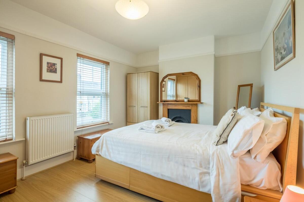 Large 4 Bedroom Home With Garden And Free Parking CBG Exterior photo